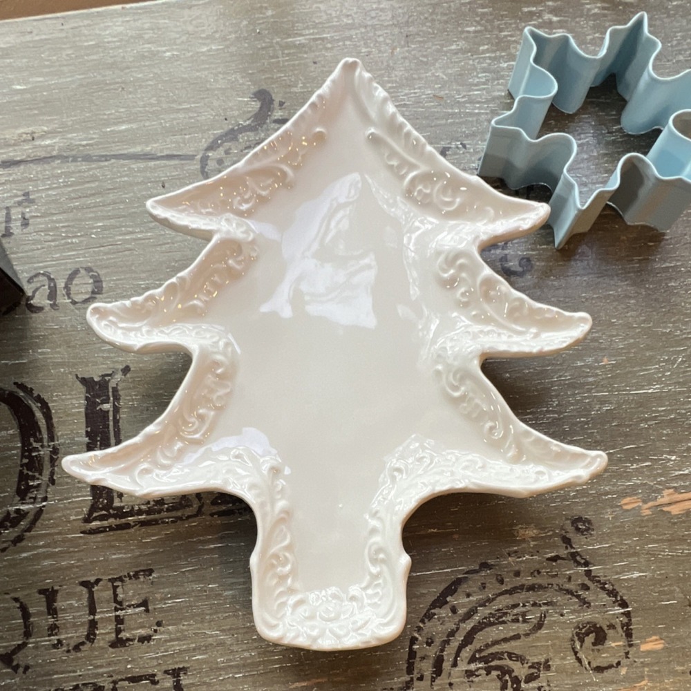 Mikasa White Glossy Ceramic Christmas Tree Shaped Dish 8 in MPN 6902
